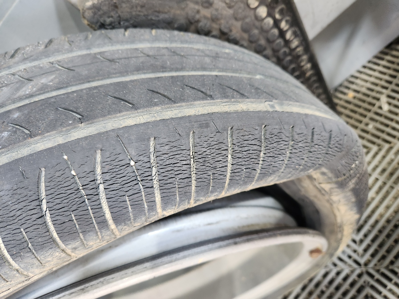 /user/k/kingkongtire/editor/2310/f5f1de7d1a7cdcfea75b80665bd1fd0f_1696487604_3835.jpg 이미지크게보기